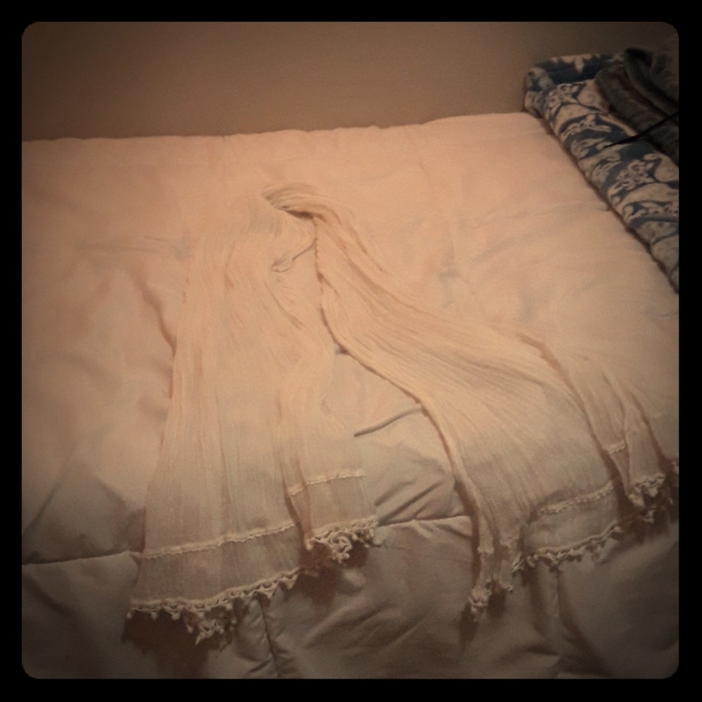 A long white scarf